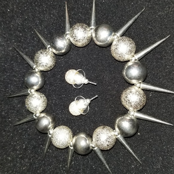 ❗5 For $2️⃣5️⃣ Bundle Sale❗️ Gothic Punk Spikes Bracelet and Earrings Set - Picture 2 of 2